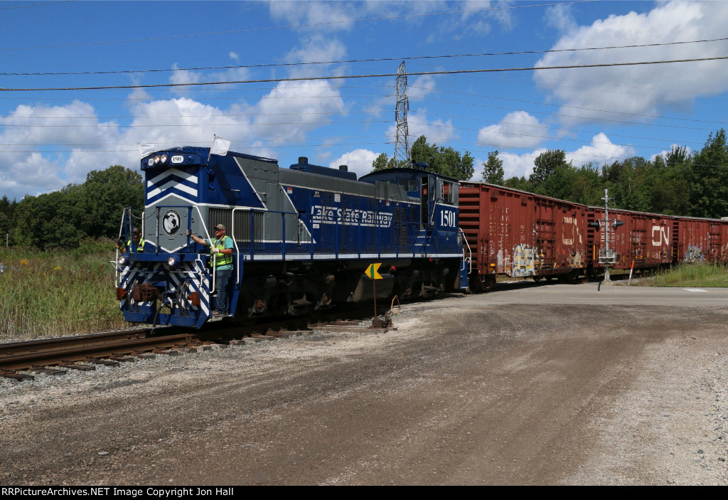 After lining the switch, Y505 heads in to Tunnel Yard